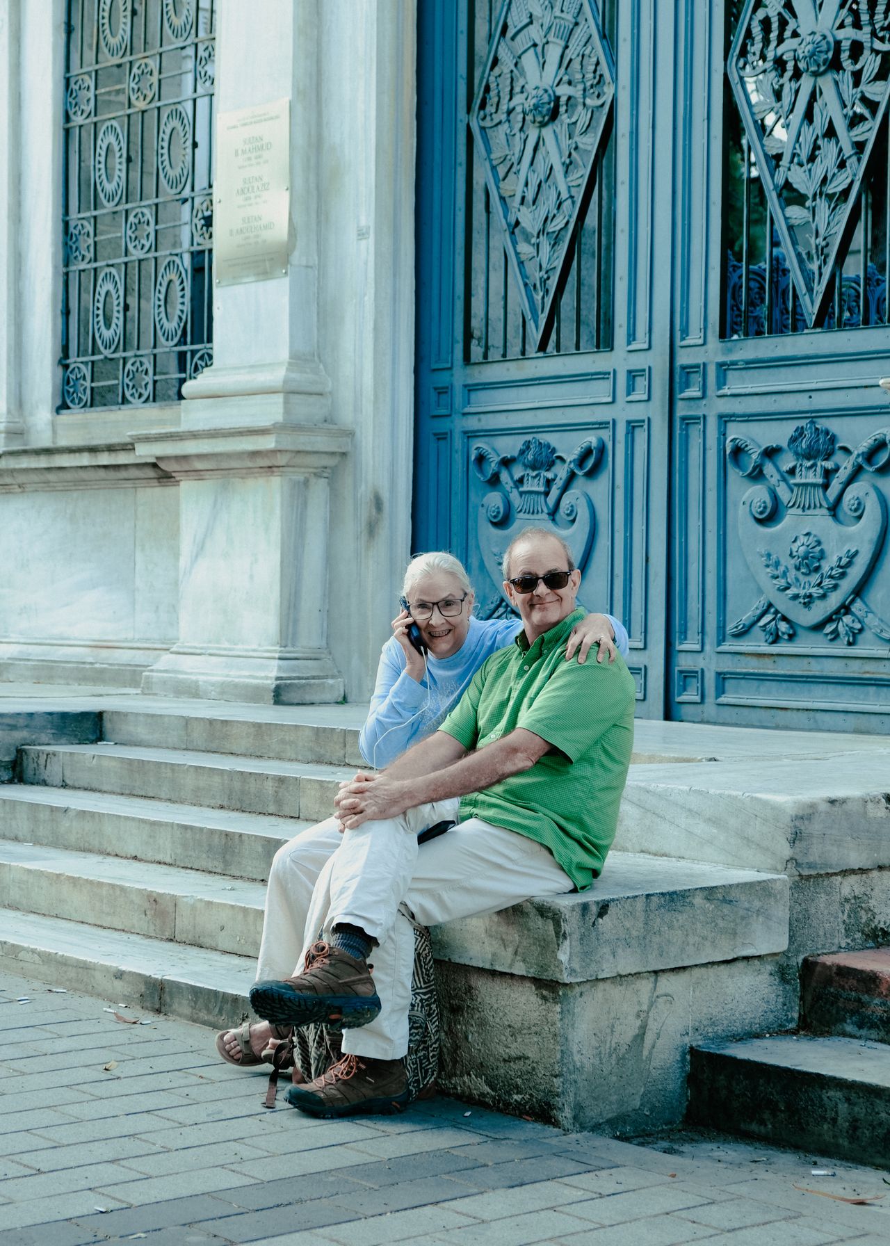 A retired couple relaxing together on historic steps, representing the freedom of clear retirement planning